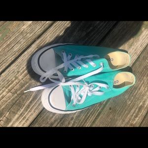Low top Turquoise Converses.